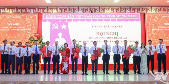 Các đồng chí lãnh đạo tỉnh và đại biểu chụp ảnh lưu niệm.
