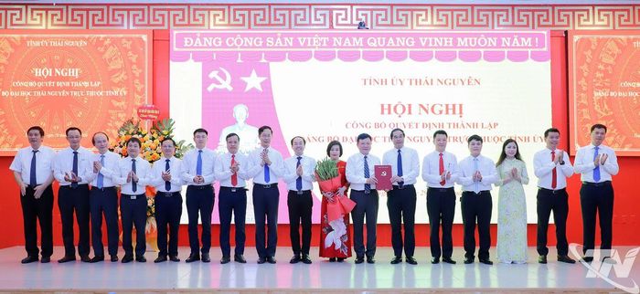 Đồng chí Bí thư Tỉnh ủy Trịnh Xuân Trường trao quyết định thành lập Đảng bộ Đại học Thái Nguyên trực thuộc Tỉnh ủy Thái Nguyên.