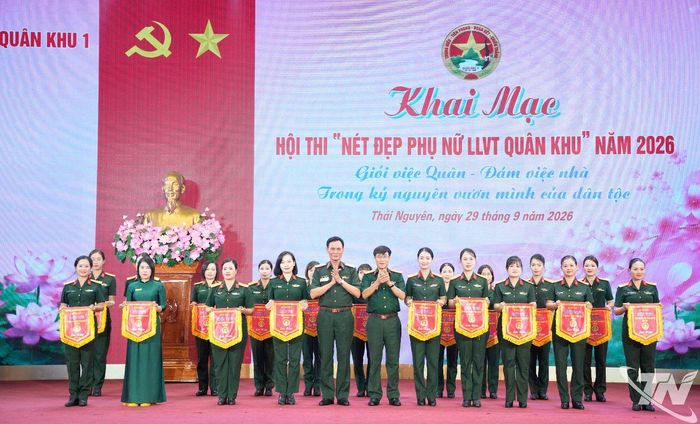 Ban Tổ chức trao Cờ lưu niệm cho các đơn vị có thí sinh tham gia.