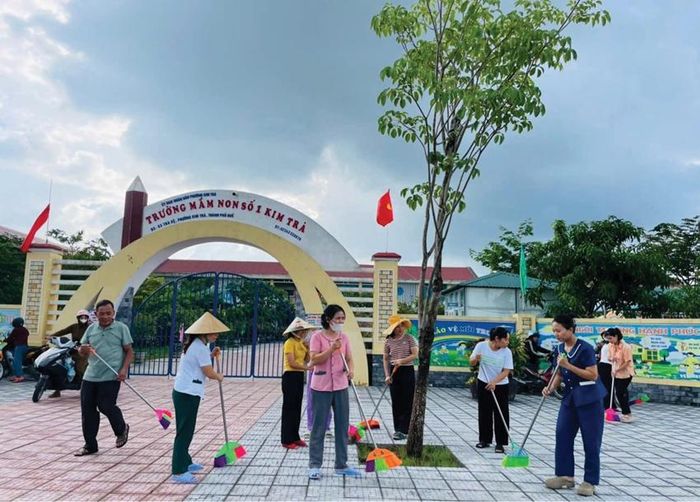 Vệ sinh, làm đẹp cảnh quan tại Trường Mầm non số 1 Kim Trà.
