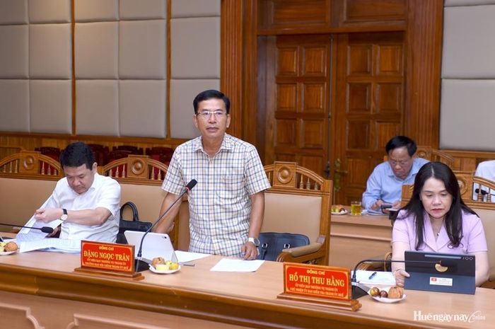  Đồng chí Đặng Ngọc Trân, UVTV, Trưởng Ban Nội chính Thành ủy trao đổi tại hội nghị.
