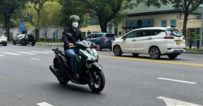 Một trong những thói quen thường gặp ở người đi xe máy là vừa khởi động đã lập tức vặn ga mạnh để tăng tốc