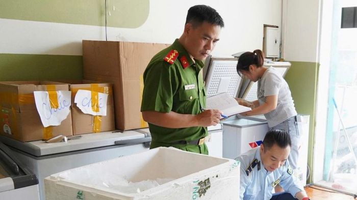 Các lực lượng chức năng của Hà Nội đang kiểm tra hàng hoá vi phạm