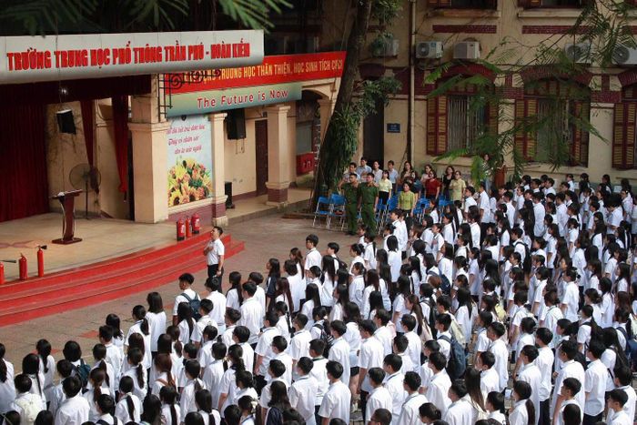 Học sinh Trường THPT Trần Phú - Hoàn Kiếm thực hành sử dụng bình chữa cháy và kỹ năng thoát nạn.
