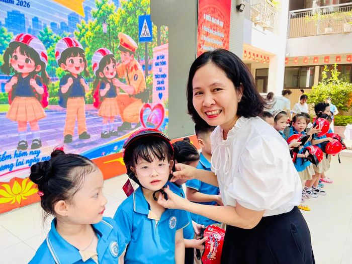 Học sinh Hà Nội thực hành kỹ năng xử lý tình huống về an toàn giao thông và phòng cháy, chữa cháy.