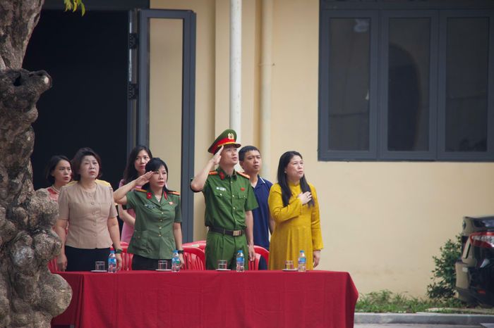 Trung tá Lê Văn Thinh, Phó trưởng Công an phường Cửa Nam hướng dẫn học sinh Trường THPT Việt Đức xử lý các tình huống khi tham gia giao thông.