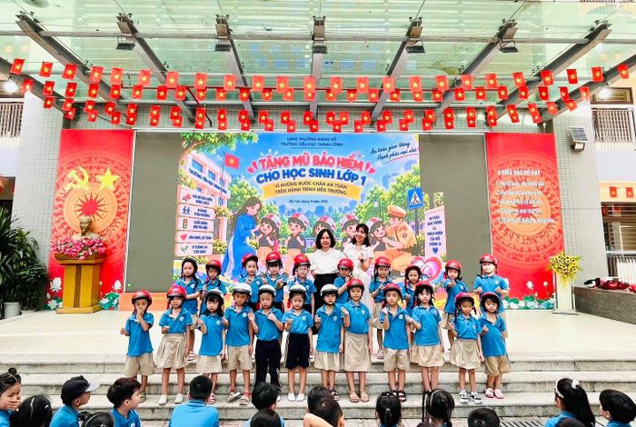 Học sinh Trường Tiểu học Thành Công được hướng dẫn kỹ năng tham gia giao thông an toàn qua các tình huống thực tế.