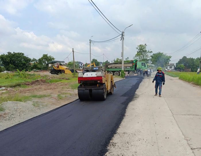 Ban Quản lý dự án xã Nguyệt Đức đang phối hợp hoàn thiện thủ tục vay vốn Quỹ Phát triển đất để tổ chức chi trả và vận động người dân bàn giao mặt bằng thực hiện dự án.