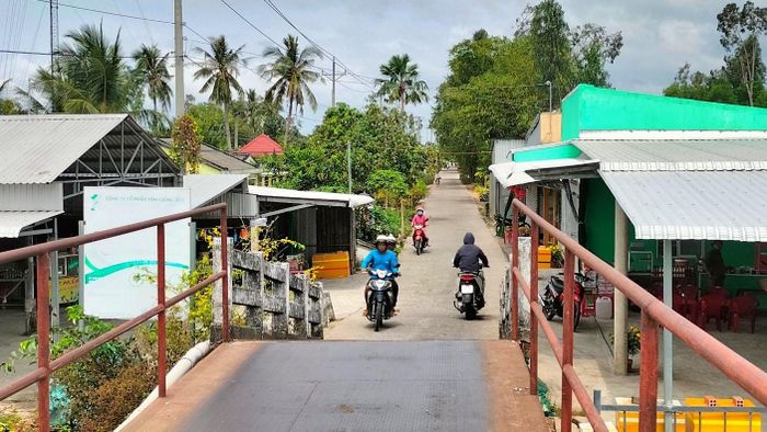 Những tuyến đường giao thông nông thôn được đầu tư bê tông hóa, khang trang, giúp cho việc đi lại giao thương hàng hóa của người dân trên địa bàn tỉnh Cà Mau được dễ dàng.