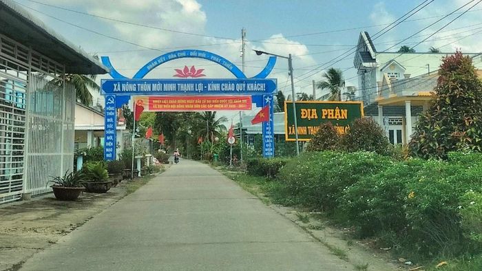 Tuyến đường về trung tâm xã Ninh Thạnh Lợi (tỉnh Cà Mau) đã được bê tông hóa, xe ô tô đi lại thuận lợi.