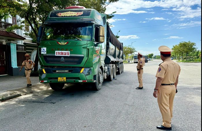 Xử lý nghiêm hàng loạt phương tiện chở hàng quá khổ, quá tải.