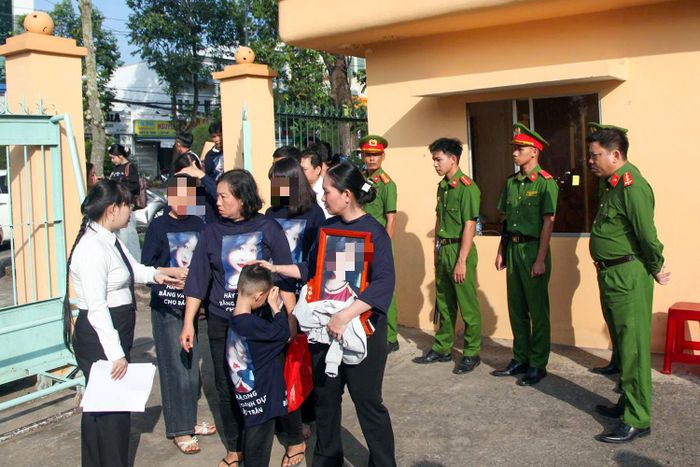 Người thân nữ sinh đến phiên tòa từ rất sớm.