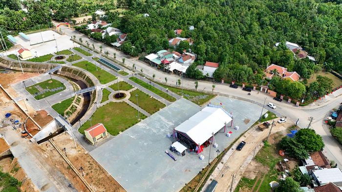 Dự án Phát huy giá trị di tích Nhà lưu niệm cụ Huỳnh Thúc Kháng nằm tại xã Tiên Cảnh, tỉnh Quảng Nam (cũ), nay là xã Thạnh Bình, TP Đà Nẵng.