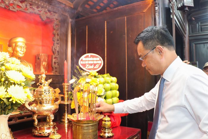 Trong sáng 29/9, các đại biểu cũng dâng hương tại nhà lưu niệm cụ Huỳnh Thúc Kháng (Trong ảnh, Bí thư Thành ủy Đà Nẵng Lê Ngọc Quang dâng hương tại nhà lưu niệm).