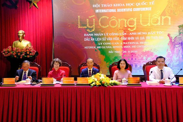 Ban chủ tọa tại hội thảo (Ảnh: Anh Tuấn).