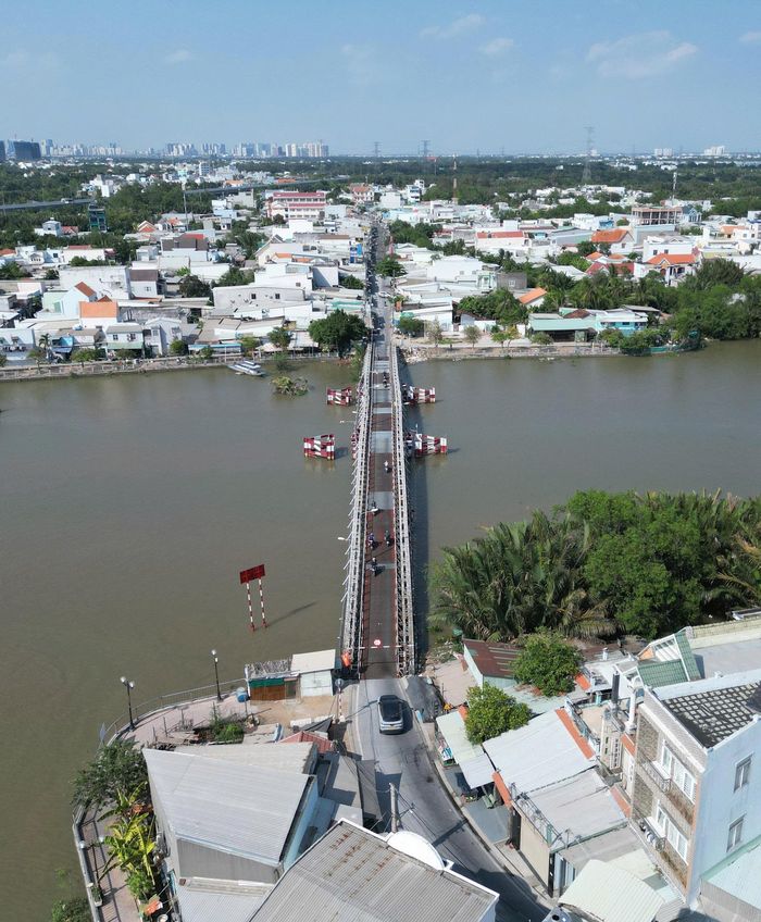 Cầu Rạch Dơi mới có tổng chiều dài phần cầu chính và đường dẫn khoảng 3,3km. Điểm đầu dự án trên đường Lê Văn Lương (Hương lộ 34 cũ), xã Hiệp Phước, TP.HCM. Điểm cuối trên đường tỉnh 826C (Hương lộ 34 cũ), xã Cần Giuộc, tỉnh Tây Ninh.