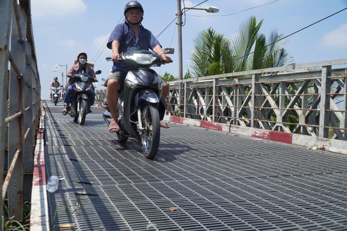 Hai đầu cầu được lắp biển báo giới hạn chiều cao 2,2m và hệ thống đèn tín hiệu để điều tiết ô tô, tránh tình trạng hai xe cùng lên cầu và đối đầu nhau. Khi ô tô qua cầu, người đi xe máy theo hướng ngược lại phải nép sát vào thành cầu để tránh va chạm.