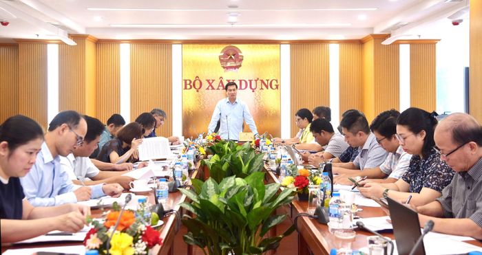 Thứ trưởng Bộ Xây dựng Nguyễn Tường Văn phát biểu khai mạc hội nghị thẩm định.