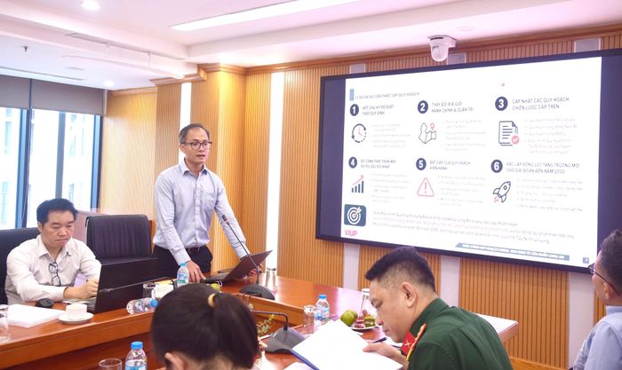 Đại diện đơn vị tư vấn trình bày báo cáo tại hội nghị thẩm định.