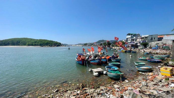 Lãnh đạo UBND tỉnh Quảng Ngãi yêu cầu sớm triển khai các giải pháp để cấp phép nơi đổ thải nhằm sớm triển khai dự án.
