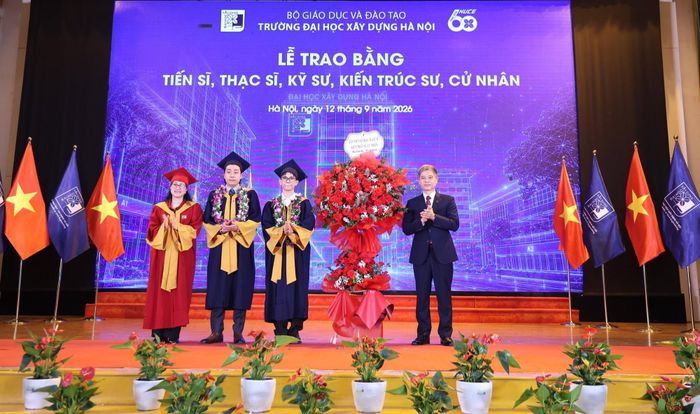 Các tân tiến sĩ, thạc sĩ, kỹ sư, kiến trúc sư và cử nhân Trường Đại học Xây dựng Hà Nội tại lễ trao bằng.