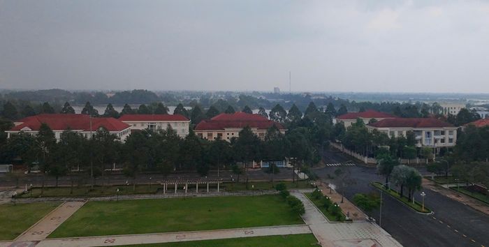Nhiều trụ sở ở TP Vị Thanh, tỉnh Hậu Giang cũ nay là phường Vị Tân đang đưa ra phương án cho thuê. (Ảnh: A.K).