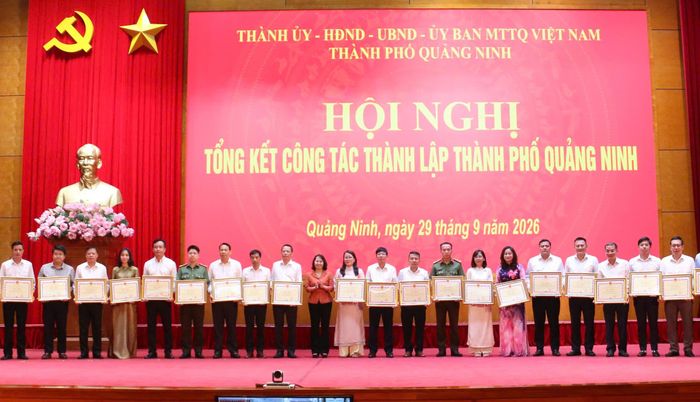 Tập thể và cá nhân được nhận bằng khen của Chủ tịch UBND TP Quảng Ninh. 