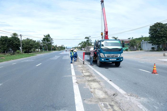 Cơ quan quản lý đường bộ đóng điểm mở dải phân cách trên quốc lộ 1 ở xã Kỳ Xuân.