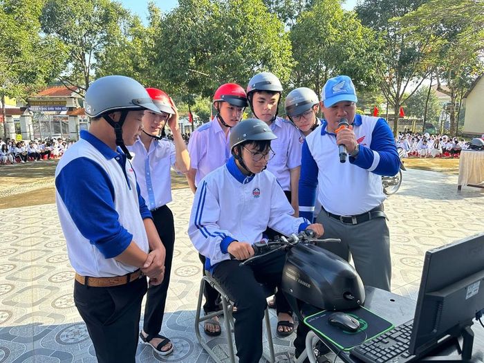 Các em học sinh Trường THPT Đắk Mil được hướng dẫn kỹ năng lái xe an toàn. (Ảnh: CALĐ)