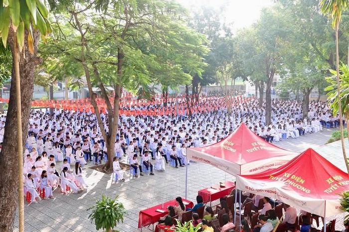 Hơn 1.600 học sinh Trường THPT Lý Thường Kiệt tham gia chương trình tuyên truyền phòng, chống lừa đảo và kỹ năng an toàn trên không gian mạng.(Ảnh: CALĐ)
