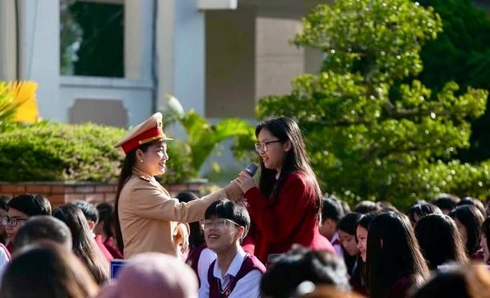 Học sinh trao đổi, trả lời câu hỏi về các quy định và kỹ năng tham gia giao thông an toàn trong buổi tuyên truyền.(Ảnh: CALĐ)