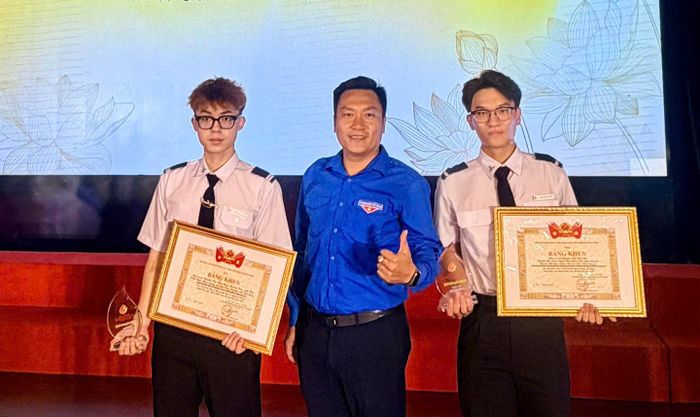 Nhóm tác giả Đoàn Học viện Hàng không Việt Nam, thuộc Đoàn Thanh niên Bộ Xây dựng, chụp ảnh lưu niệm cùng đại diện Ban Thường vụ Đoàn Thanh niên Chính phủ.