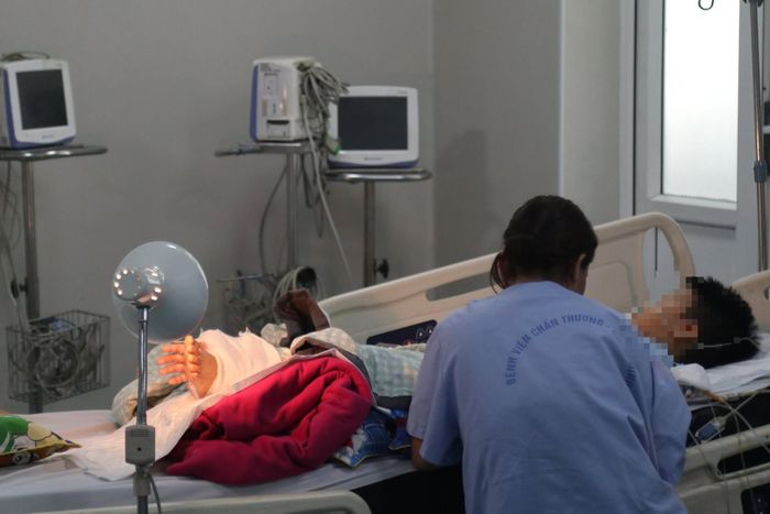 Cháu Thắng đang được điều trị tại bệnh viện.