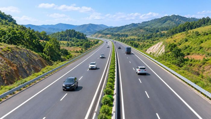Tuyến đường bộ cao tốc Quảng Ngãi - Kon Tum, đoạn Quảng Ngãi - Đăk Hà được đề xuất đầu tư quy mô 4 làn xe (Ảnh minh hoạ: AI).