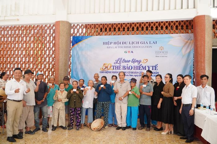 Bệnh nhân phong vui mừng và phấn khởi khi được trao tặng thẻ bảo hiểm y tế.