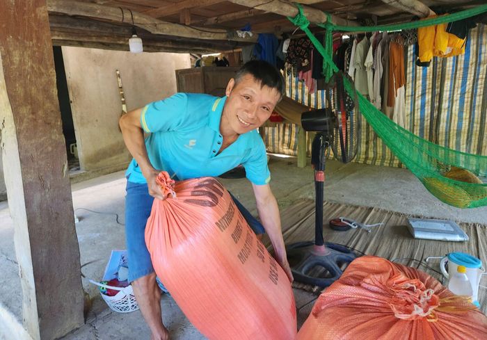 Anh Vi Văn Quan đang sắp xếp lại những đồ đạc sau khi quay về nhà.