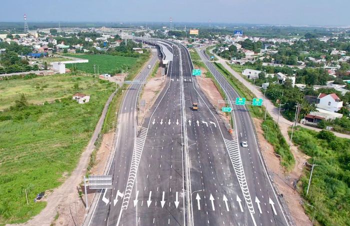 Trong bối cảnh sân bay Long Thành cùng hệ thống cao tốc, quốc lộ và cụm cảng biển khu vực đang được đầu tư, hoàn thiện, cao tốc Bến Lức - Long Thành sẽ trở thành một mắt xích quan trọng trong mạng lưới vận tải liên vùng, tạo thêm lựa chọn kết nối hàng hóa và hành khách giữa miền Tây, TP.HCM và khu vực Đông Nam Bộ.