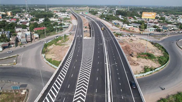 Ngày 29/9, các mũi thi công đang tập trung hoàn tất những phần việc cuối cùng. Nếu các điều kiện khai thác được hoàn tất theo kế hoạch, khuya 30/9, dòng xe sẽ được lưu thông qua cầu Phước Khánh, đánh dấu thời điểm cao tốc Bến Lức - Long Thành được nối liền toàn tuyến.