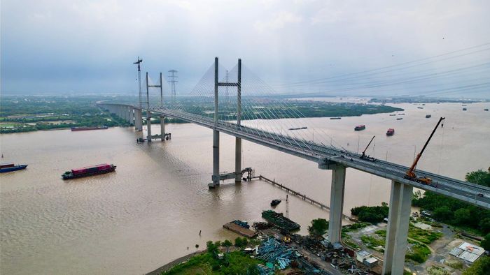 Nhìn từ trên cao, cầu Phước Khánh và đường dẫn giống như một dải lụa mềm mại vắt qua dòng sông Lòng Tàu để nối đôi bờ Đồng Nai - TP.HCM.