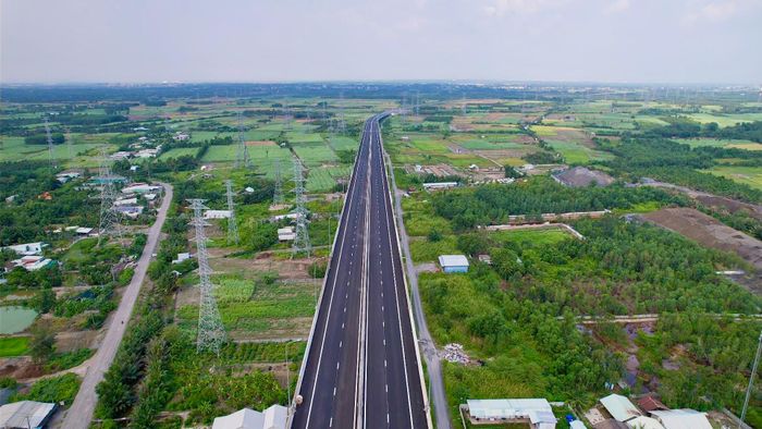 Cao tốc Bến Lức - Long Thành dài hơn 57km, đi qua Tây Ninh, TP.HCM và TP Đồng Nai, được đầu tư quy mô 4 làn xe cơ giới, 2 làn dừng khẩn cấp, vận tốc thiết kế 100km/h.