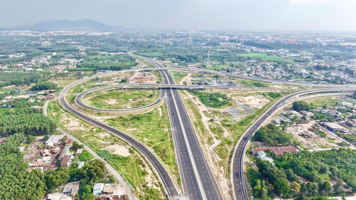 Tuy nhiên hiện nút giao Tân Hiệp chưa đưa vào khai thác nên dòng xe chưa thể nối thông từ cao tốc Bến Lức - Long Thành qua cao tốc Biên Hòa - Vũng Tàu.