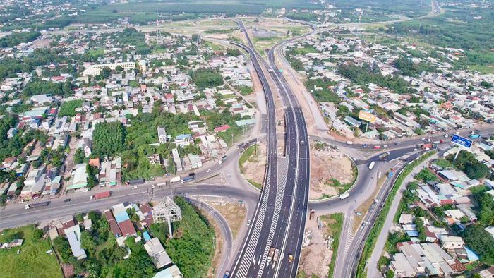 Rời cầu Phước Khánh PV Báo Xây dựng di chuyển trên tuyến cao tốc đến khu vực nút giao QL51, đây được xem là nút giao vàng, điểm hội tụ của nhiều tuyến giao thông. Nút giao QL51 có vai trò quan trọng khi mở hướng kết nối cao tốc Bến Lức - Long Thành với QL51. Đặc biệt thông qua nút giao Tân Hiệp, tuyến còn tạo liên kết với cao tốc Biên Hòa - Vũng Tàu, hình thành thêm trục giao thông xuyên suốt giữa các tuyến cao tốc trọng điểm trong khu vực.