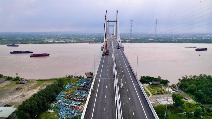 Cây cầu này từng gặp nhiều khó khăn vướng mắc dẫn đến phải tạm dừng thi công nhiều năm và mới tái khởi động từ năm 2025. Vậy mà đến nay cây cầu đã rõ diện mạo, sẵn sàng bắt đầu sứ mệnh đón các phương tiện ô tô qua lại, giúp rút ngắn cung đường từ miền Tây về Đồng Nai và ngược lại.