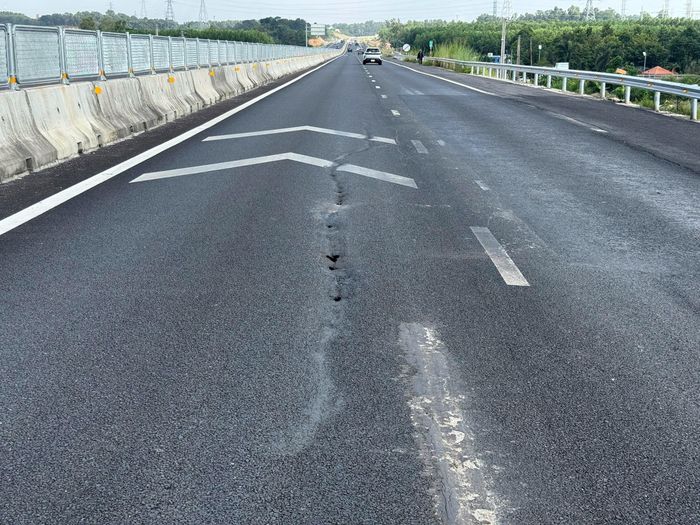 Vết nứt trên cao tốc Biên Hòa - Vũng Tàu dài khoảng 40m.