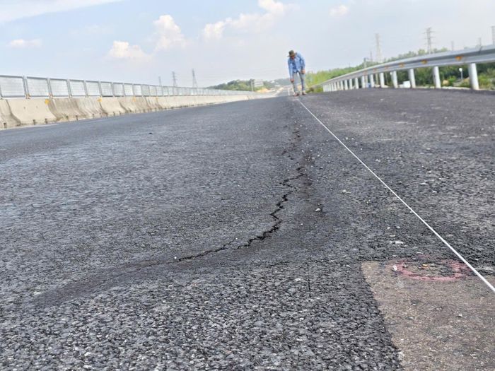 Hiện vị trí nứt đã được khoan địa chất để khảo sát đưa ra phương án cụ thể để xử lý.