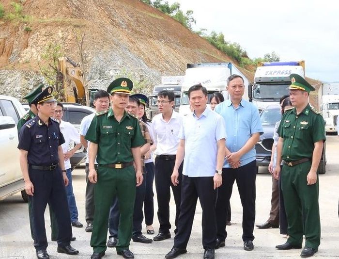 Lãnh đạo UBND tỉnh Lạng Sơn kiểm tra công tác xuất, nhập khẩu tại cửa khẩu quốc tế Hữu Nghị.