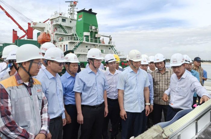 Ông Vương Quốc Tuấn, Bí thư Tỉnh ủy Quảng Trị và ông Bùi Hoàng Phương, Chủ tịch UBND tỉnh cùng các các lãnh đạo tỉnh kiểm tra và nghe báo cáo tiến độ, tình hình triển khai dự án Khu bến cảng Mỹ Thủy ngày 26/9.