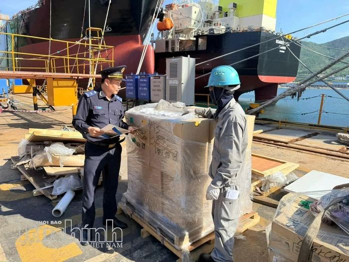 Công chức Hải quan khu vực XIII kiểm tra thực tế hàng hoá tại bến cảng. Ảnh: Lạc Nguyên