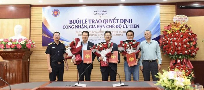 Ông Trần Đức Hùng trao quyết định chứng nhận DNƯT cho 3 doanh nghiệp. Ảnh: Văn Tá