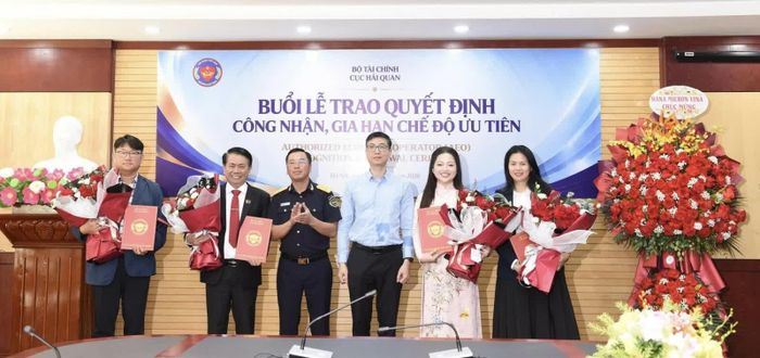 Ông Trần Đức Hùng trao quyết định gia hạn DNƯT cho 4 doanh nghiệp. Ảnh: Văn Tá